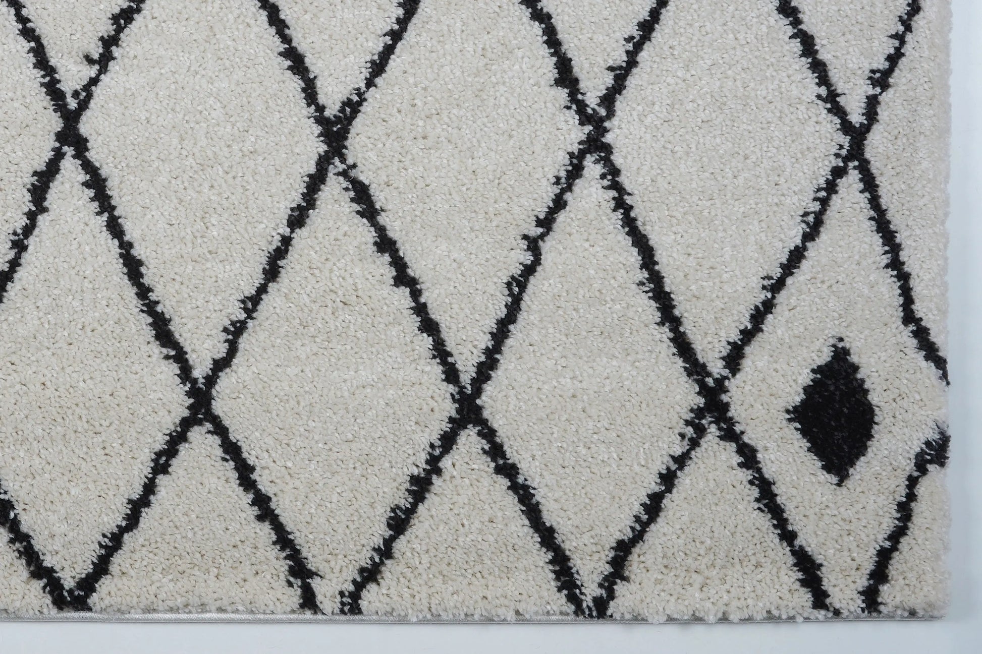 Victoria Trellis Ivory Dark Gray Shaggy Area Rug -