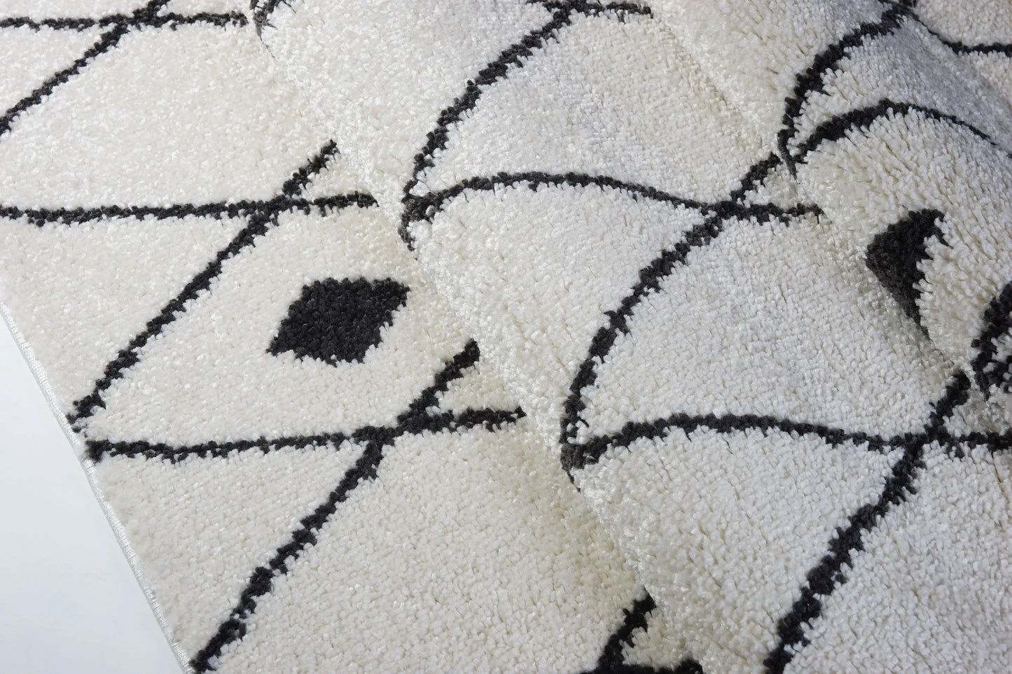 Victoria Trellis Ivory Dark Gray Shaggy Area Rug -