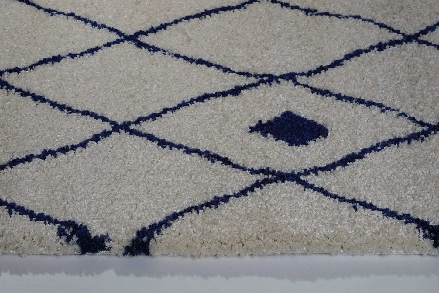 Victoria Trellis Ivory Navy Blue Shaggy Area Rug -